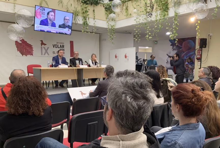 El alcalde destaca en la Escuela de Arte y Superior de Diseño la importancia de fomentar la “conexión entre alumnos y empresas” para posibilitar relaciones laborales