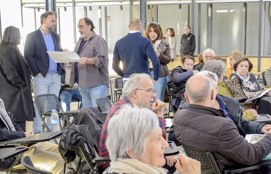 El Mercado de Abastos se ha convertido este sábado en un gran estudio de pintura de la mano del conocido artista tomellosero Fermín García Sevilla.