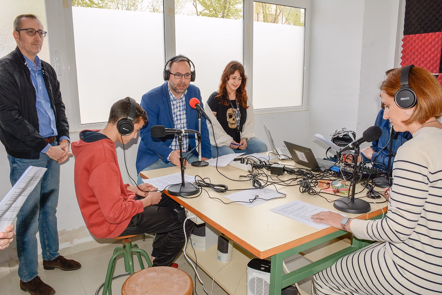 El alcalde junto a los alumnos y profesores responsables de la retransmisión