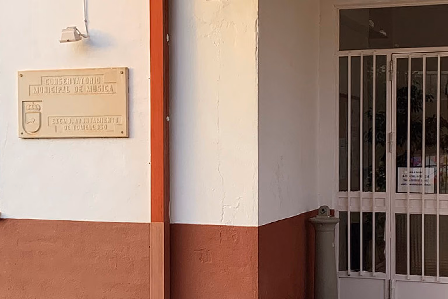 Puerta principal del conservatorio municipal de música.