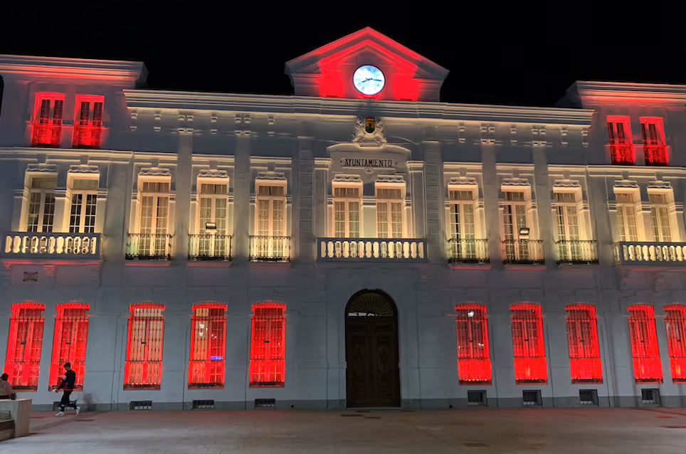 Fachada del Ayuntamiento de Tomelloso iluminada con los colores de la bandera de España