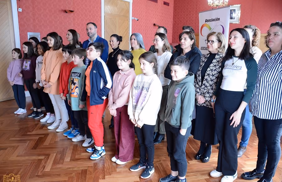 Fotografía del alcalde de Tomelloso con representantes de la asociación de Familias de Personas con Trastorno del Espectro Autista, Necesidades Especiales y Discapacidad y escolares del colegio Carmelo Cortés