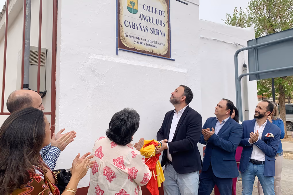El alcalde y familiares de Ángel Luis Cabañas en el momento de descubrir la placa