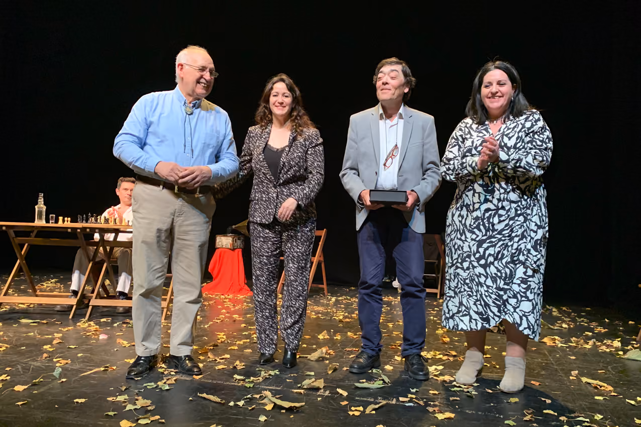 Las concejalas de Cultura y de Obras, Inés Losa y Carmen López, respectivamente y Lorenzo Martínez, de Tomillo's junto al actor reconocido en la clausura de la XXI Muestra Local de Teatro, Felipe Fuentes