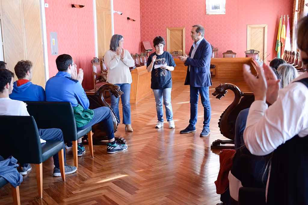 Alumnos dando lectura al proyecto en el salón de plenos del Ayuntamiento