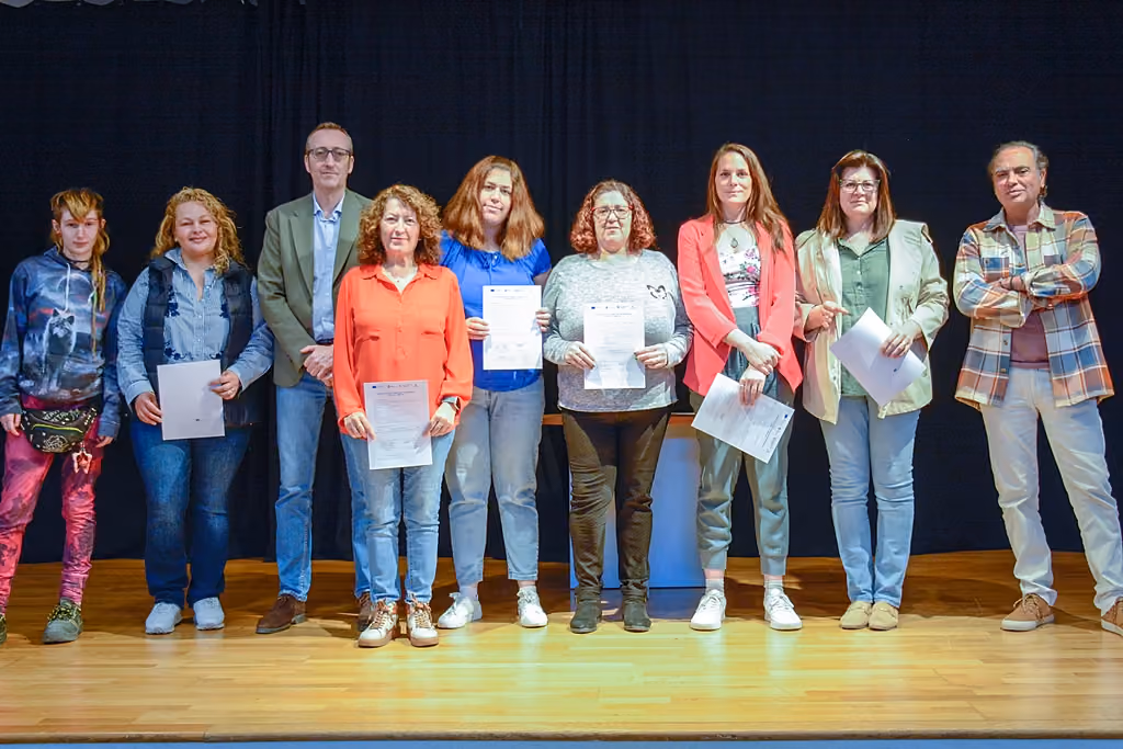 Imagen de la entrega de diplomas a los participantes por parte del concejal de Medio Ambiente Antonio Calvo