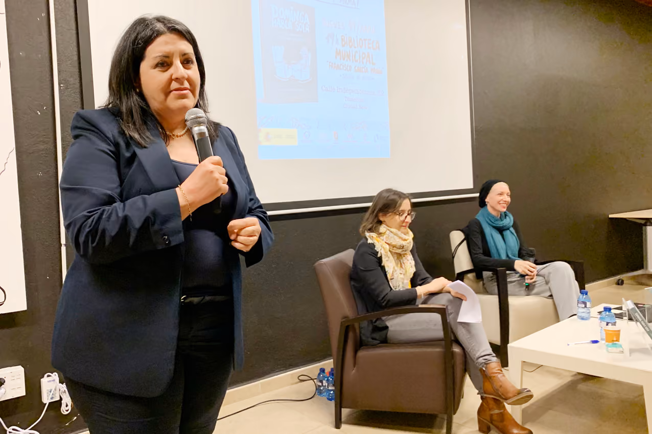 La concejala de Cultura, Inés Losa durante la presentación, con la directora de la Biblioteca y la autora del libro