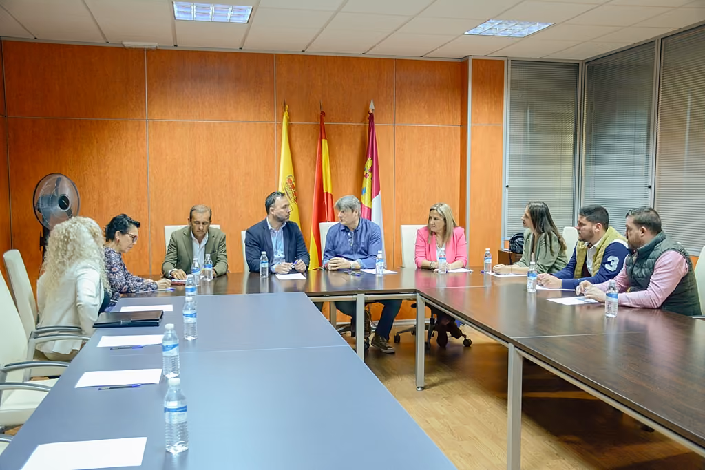 imagen de la reunion de los empresarios con el alcalde