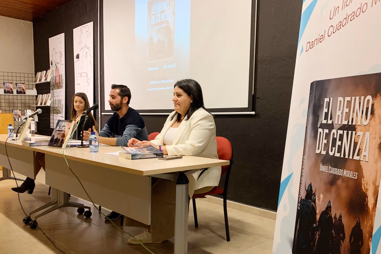 Daniel Cuadrado, durante la presentación, junto a la concejala de Cultura, Inés Losa y Lucía Benito Villena que ha introducido el acto