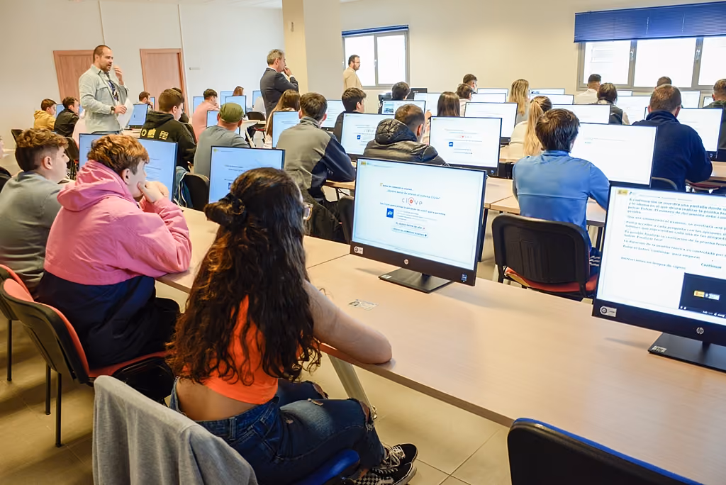 Imagen de los alumnos realizando el examen en el aula informatizada