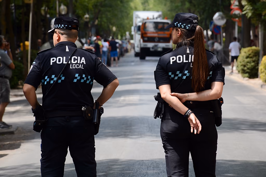 imagen con dos agentes de la policía local de Tomelloso