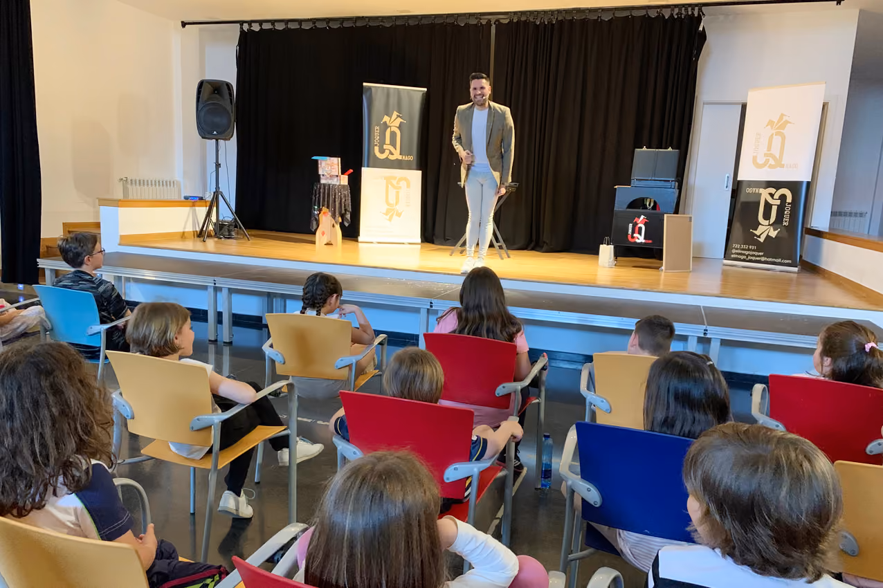 El Mago JoQuer sobre el escenario ante la atenta mirada de los niños que llenaban el salón de actos del Centro Municipal de Juventud
