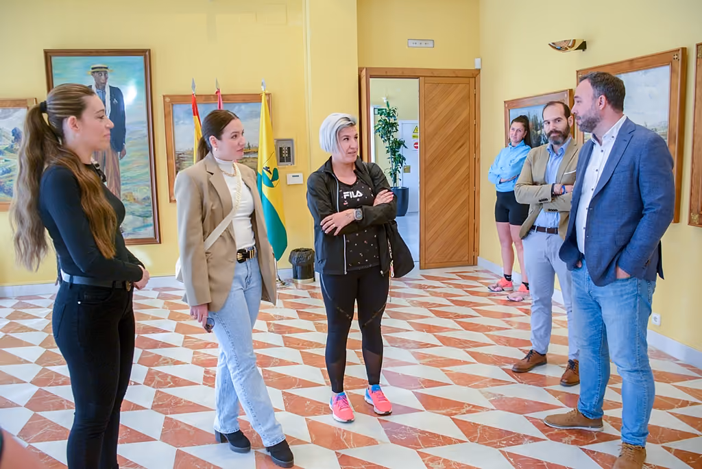 imagen del alcalde con las representantes de las academias de baile que participarán en la gala