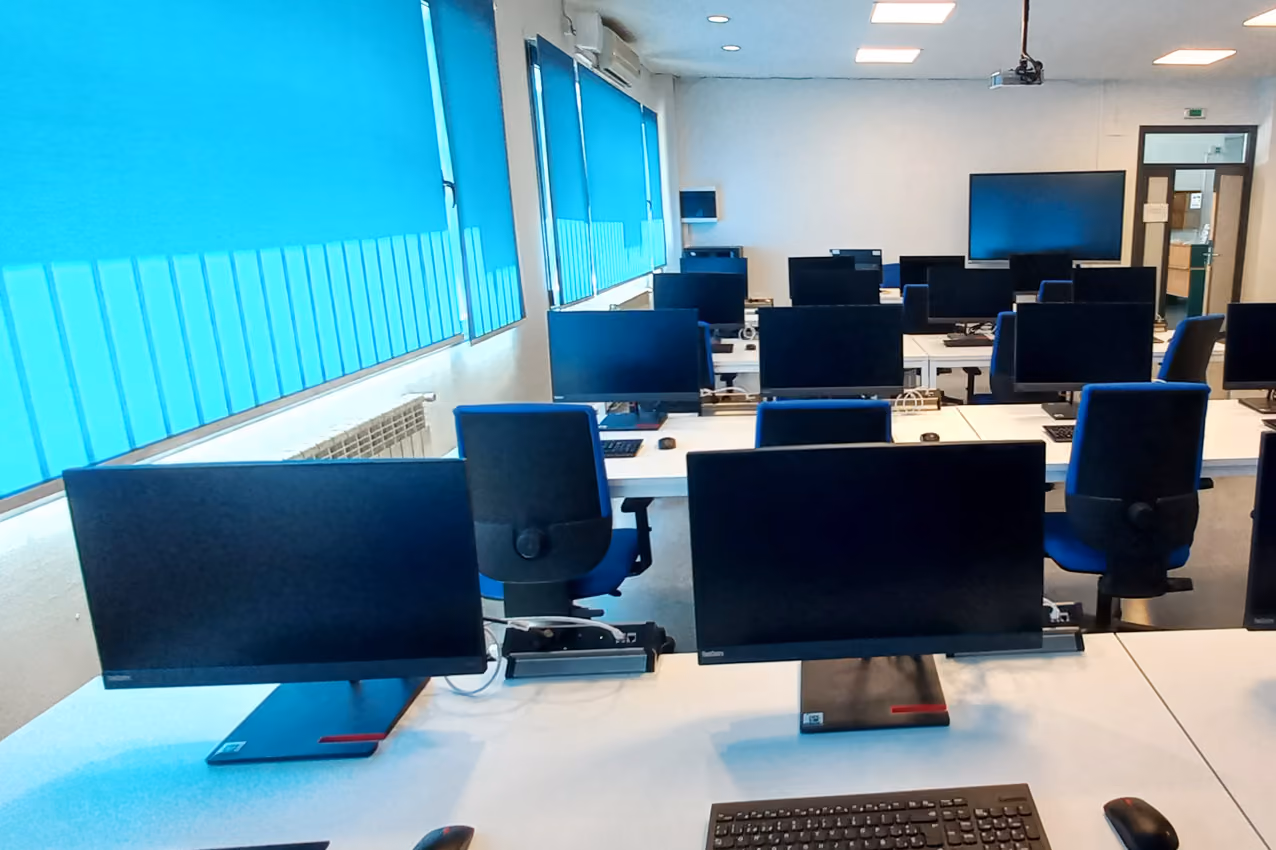 Aula con ordenadores para formación