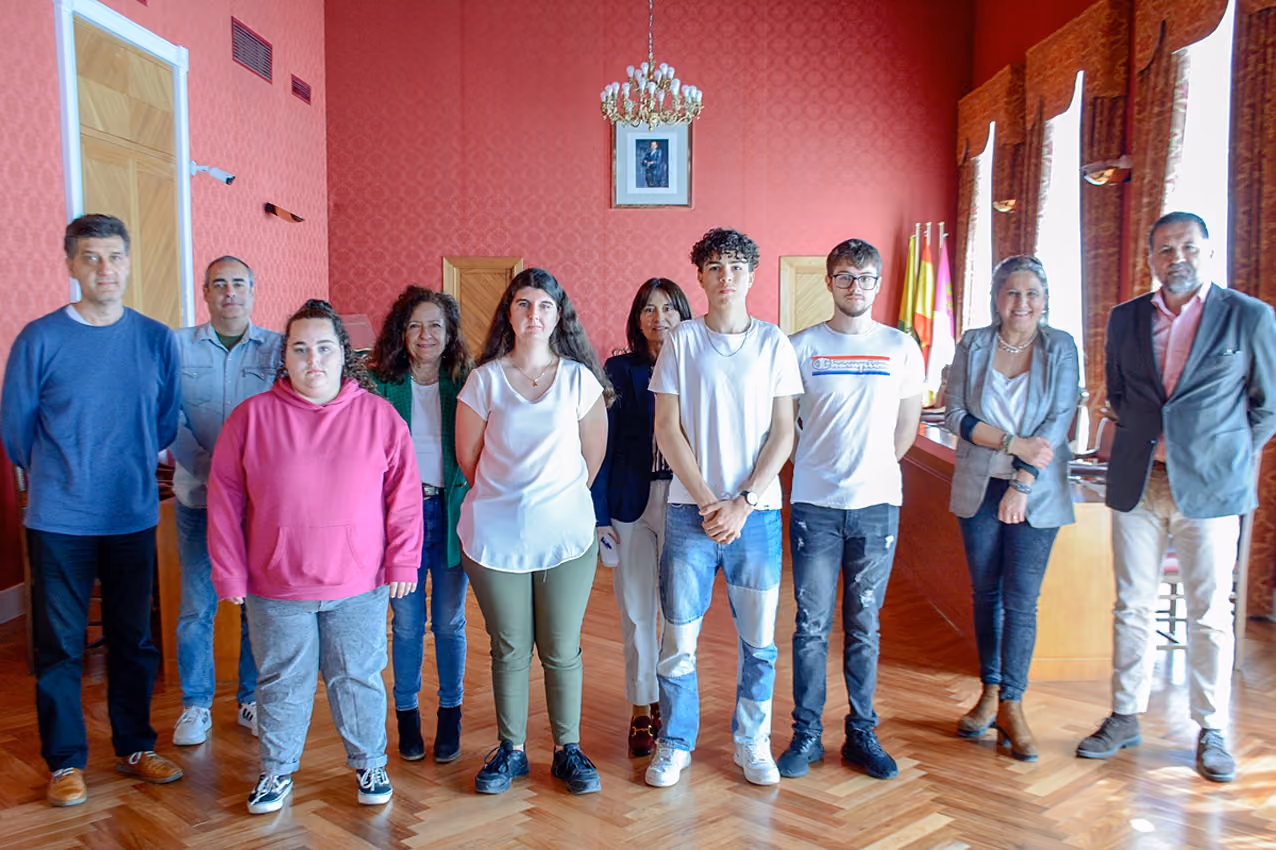 Los estudiantes, con su tutor, la concejala de Personal y los jefes de áreas municipales donde harán las prácticas