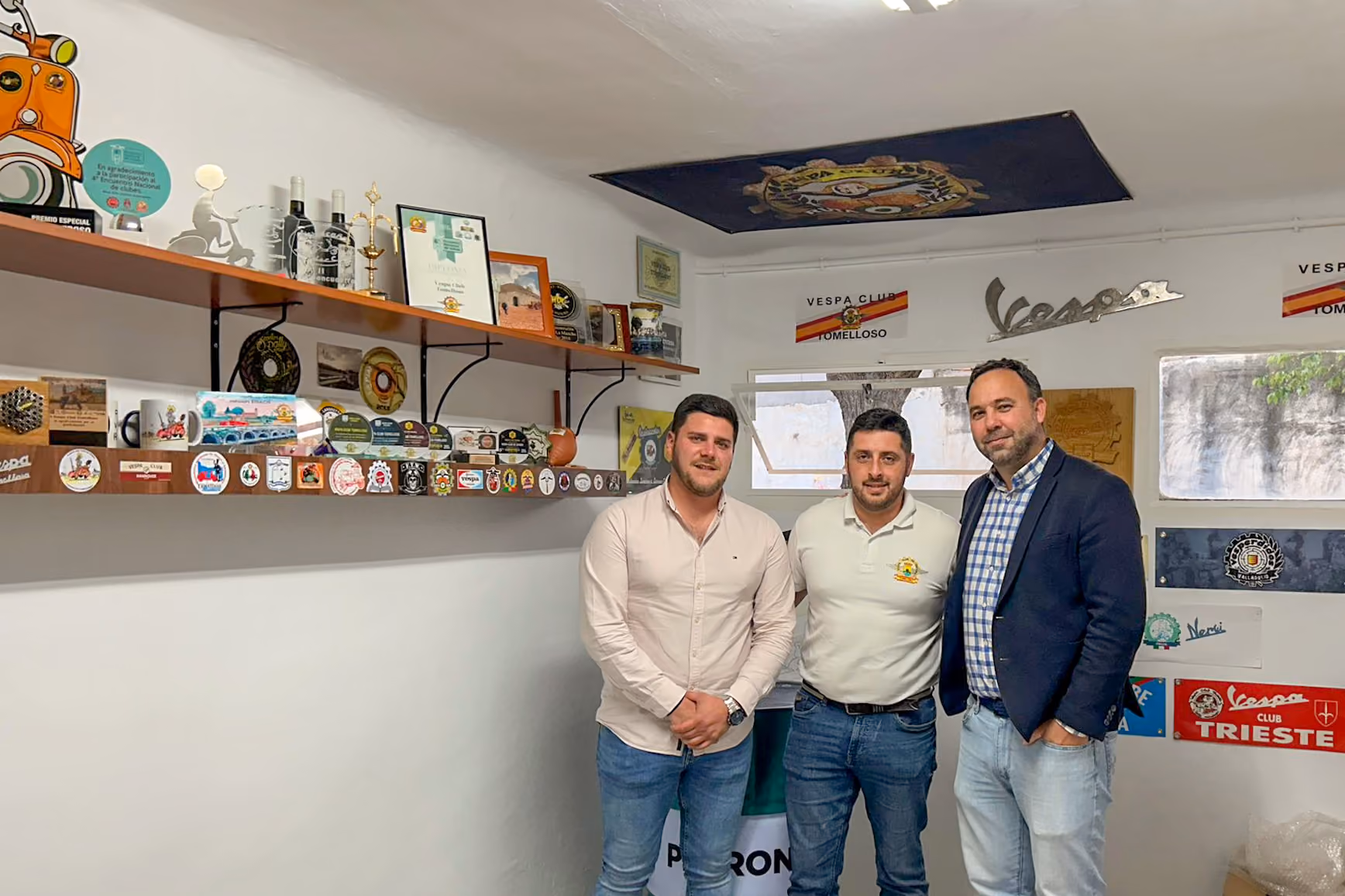 Alcalde, concejales y presidente del club posando en la nueva sede
