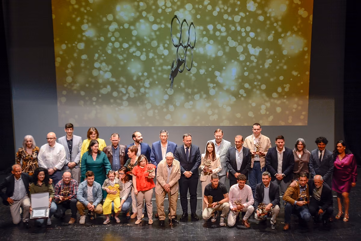 Imagen con todos los participantes en la gala y homenajeados