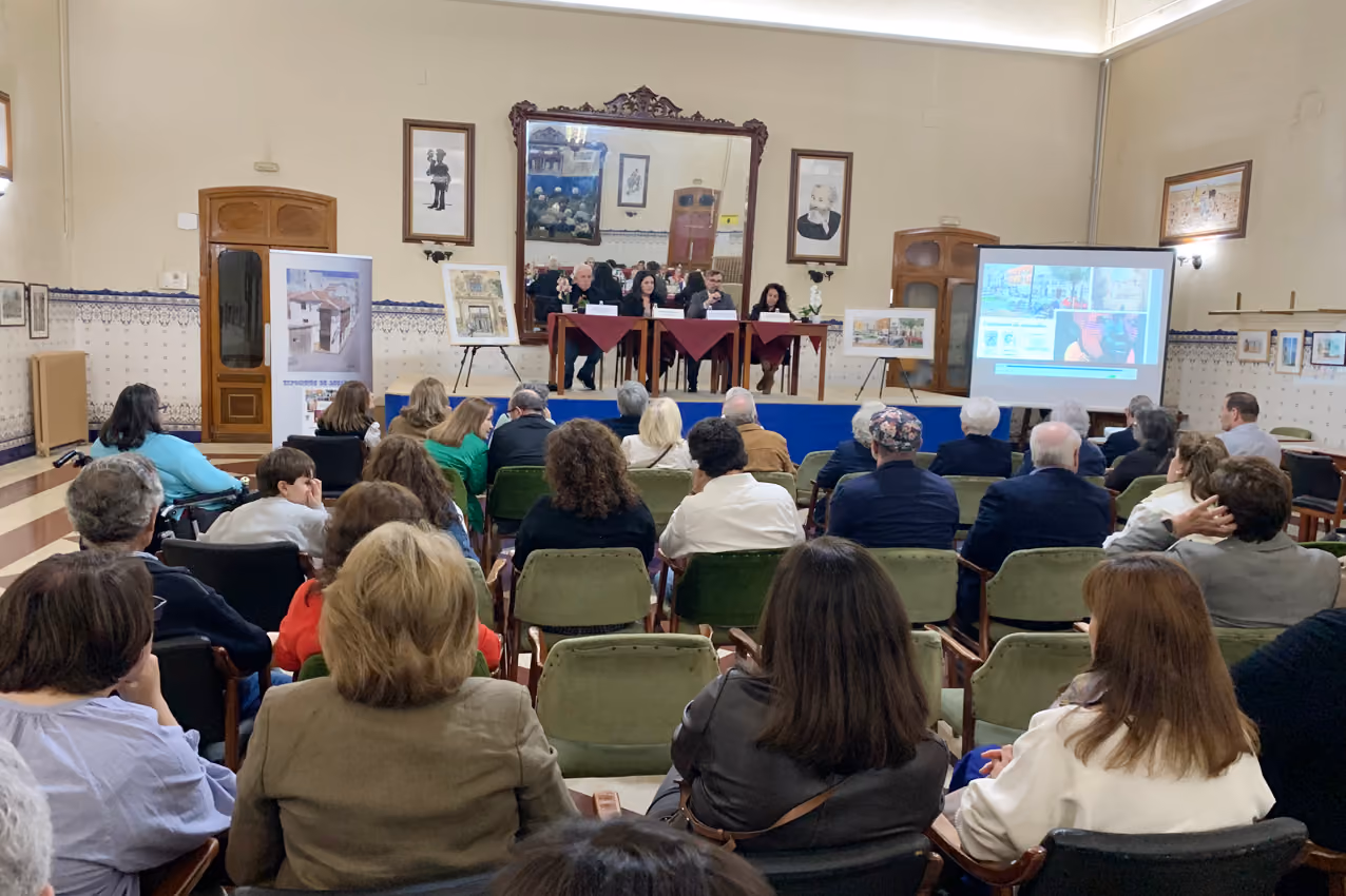 Momento de la inauguración de la exposición de acuarelistas, público y mesa presidencial