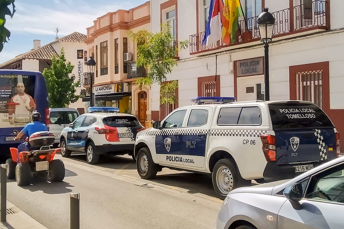 imagen con vehículos de la policía local