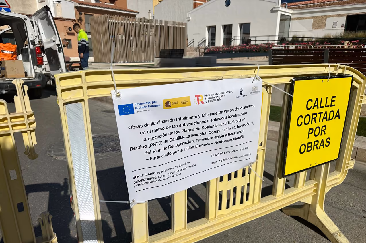 Señal calle cortada por obras proyecto iluminación inteligente de pasos de peatones en calle Veracruz