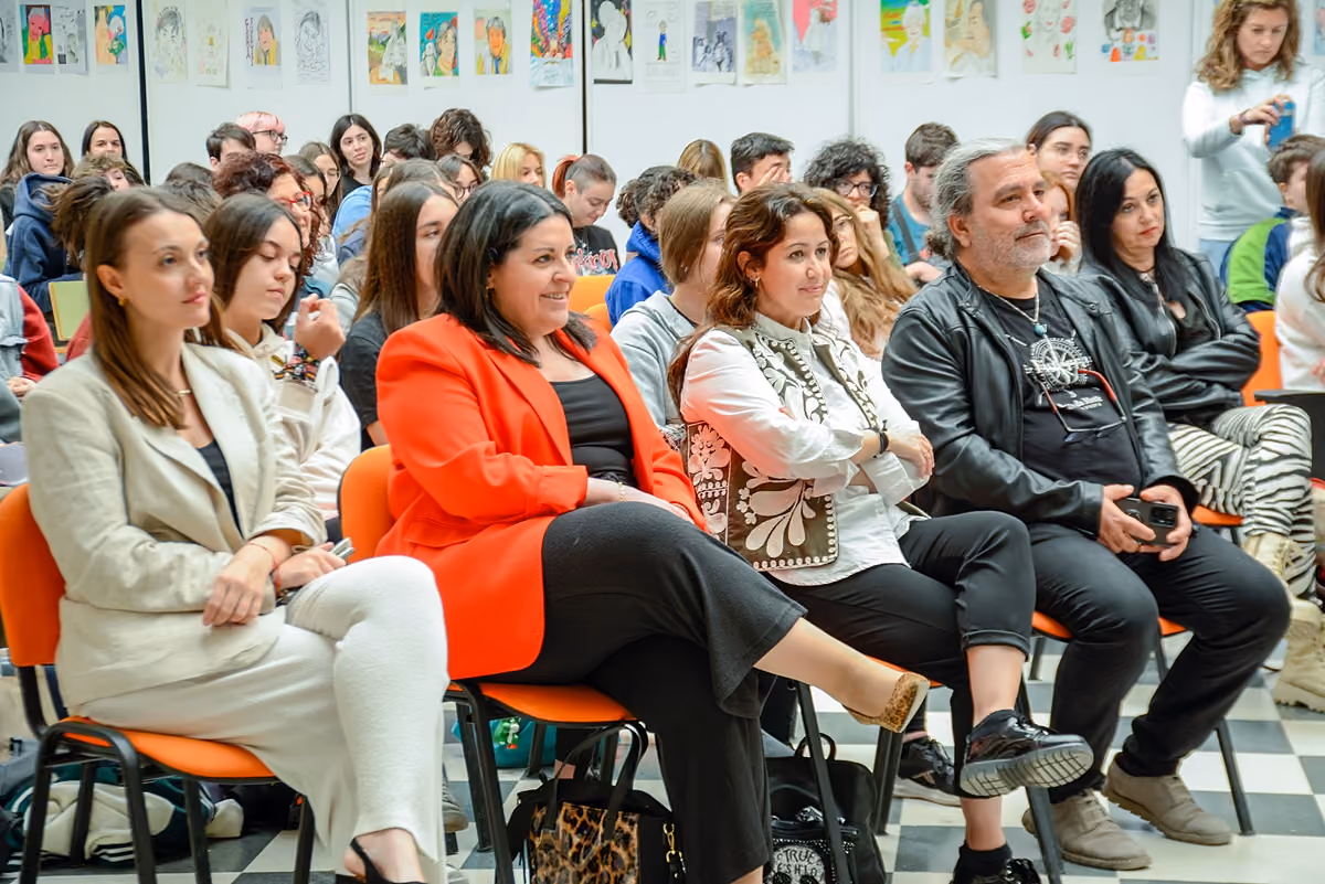Imagen de las concejalas del Ayuntamiento en el acto del día del libro de la Escuela de Arte