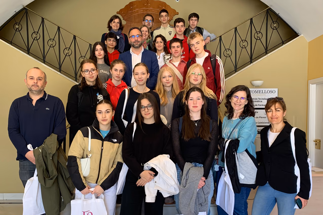 foto de familia estudiantes y profesores con Javier Navarro y Carmen López