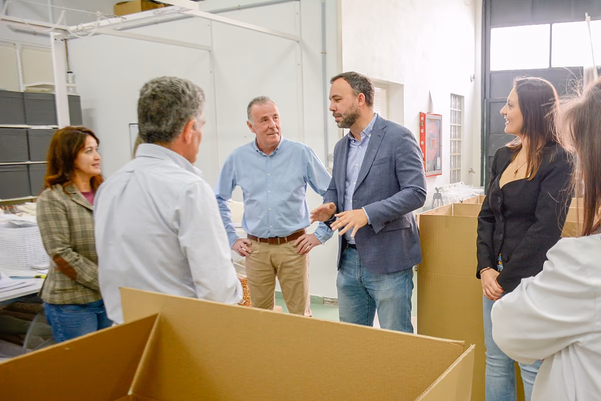 Imagen del alcalde charlando con los gerentes y empleados de la empresa