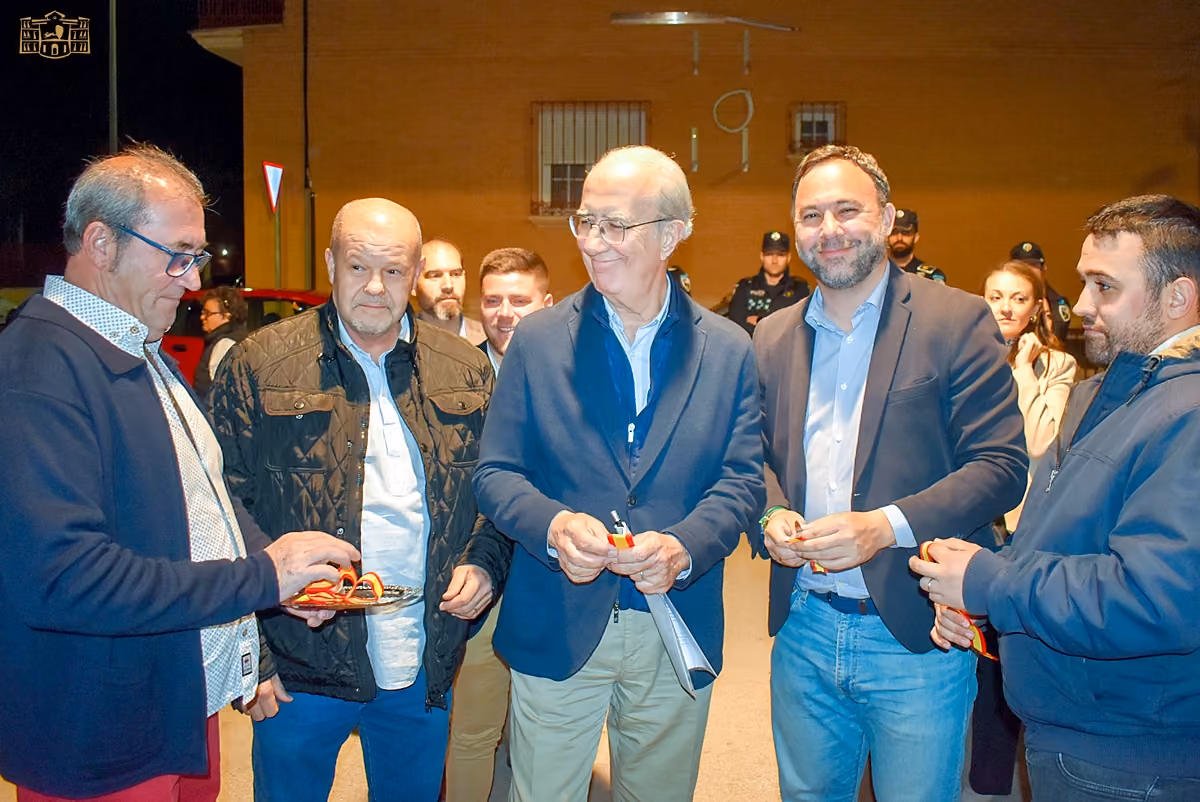 Imagen con las autoridades durante el corte de la cinta inaugural en el Centro de la Barrio 