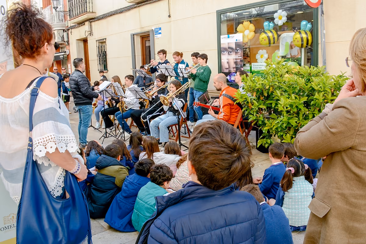 Imagen en la calle Doña Crisanta con los niños y público 