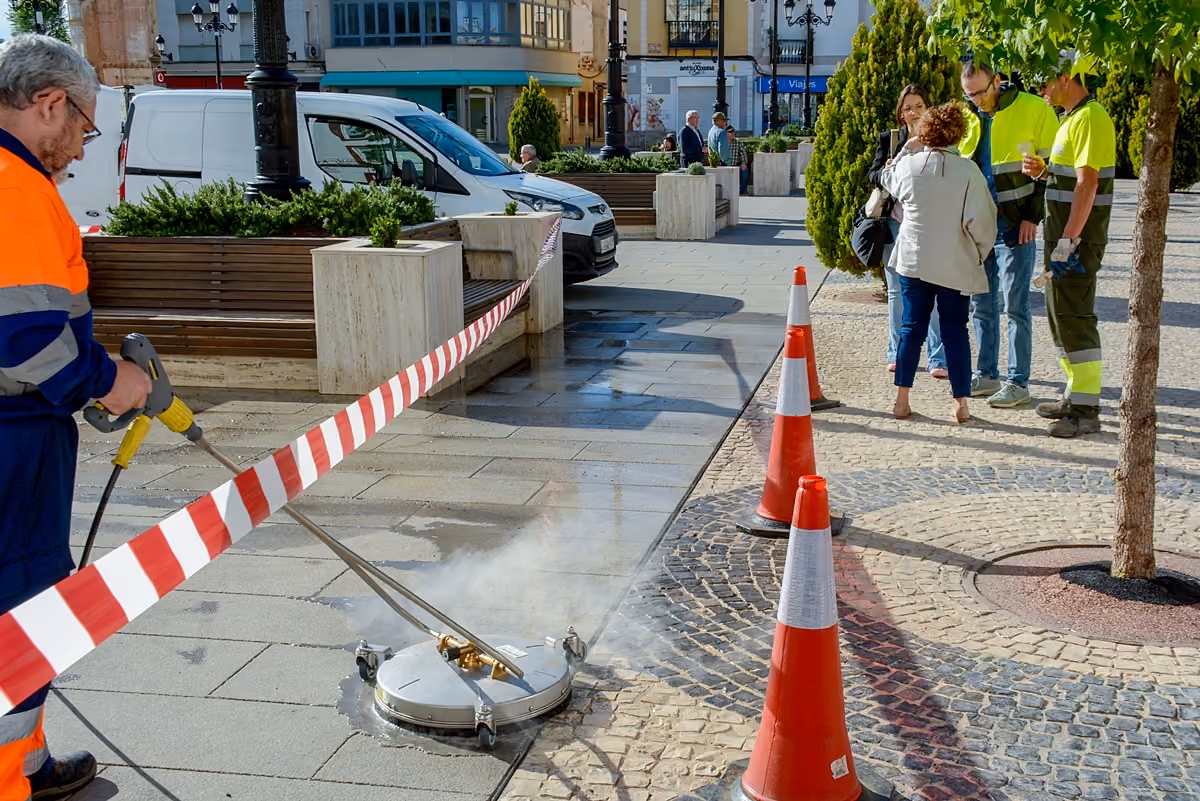 Imagen con un operario realizando los trabajos de limpieza de la plaza