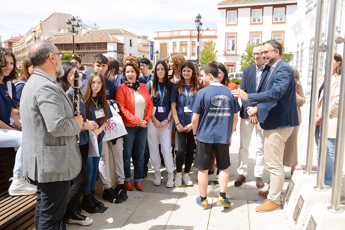 Tras el acto celebrado en el salón de plenos se izado la bandera de Europa en la Plaza de España