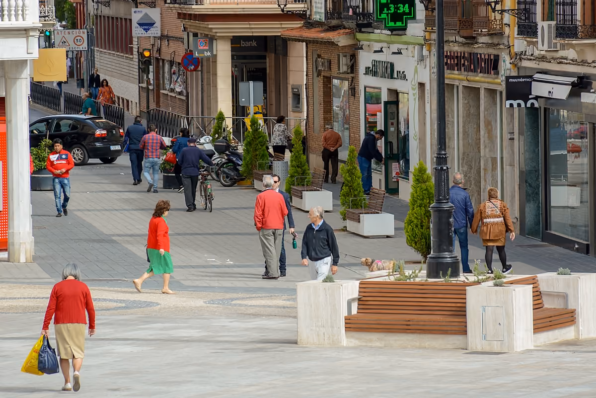 Imagen de archivo con gente por la calle