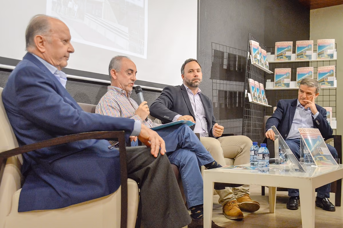 Imagen de los participantes en el acto de presentación de la revista.