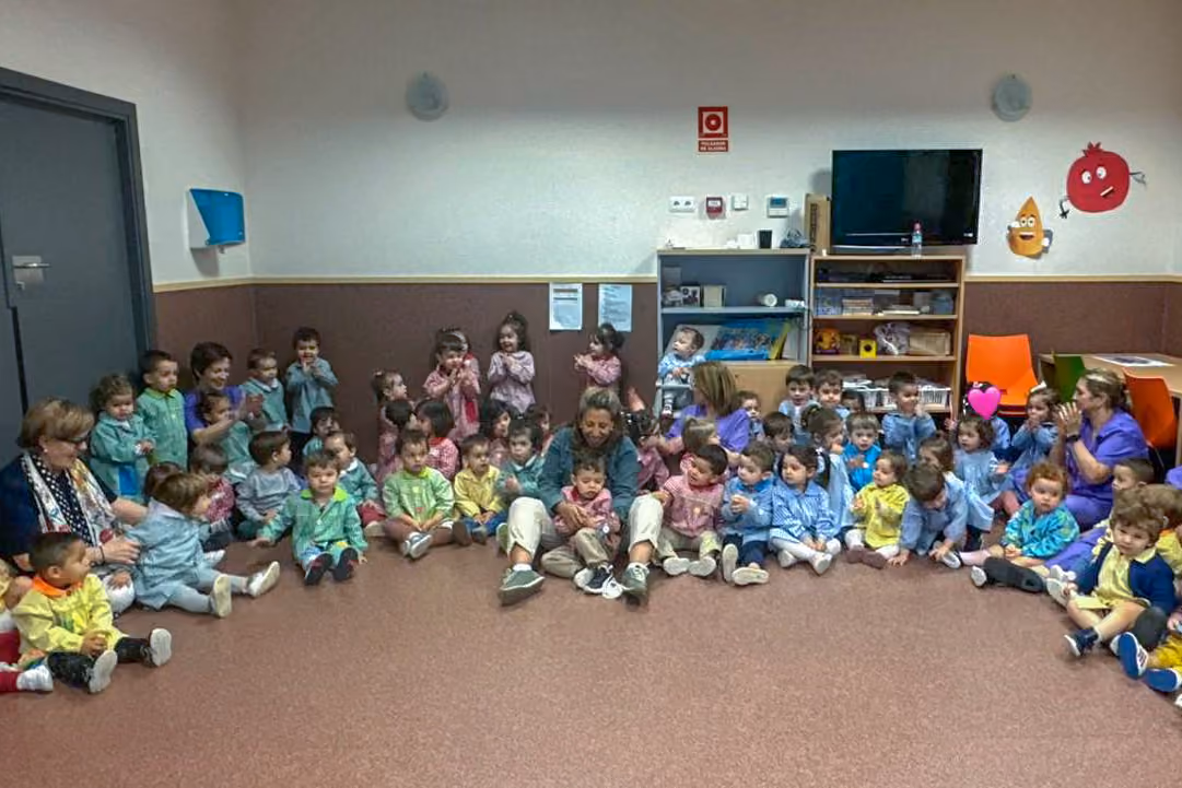 grupo de niños con las participantes en la actividad