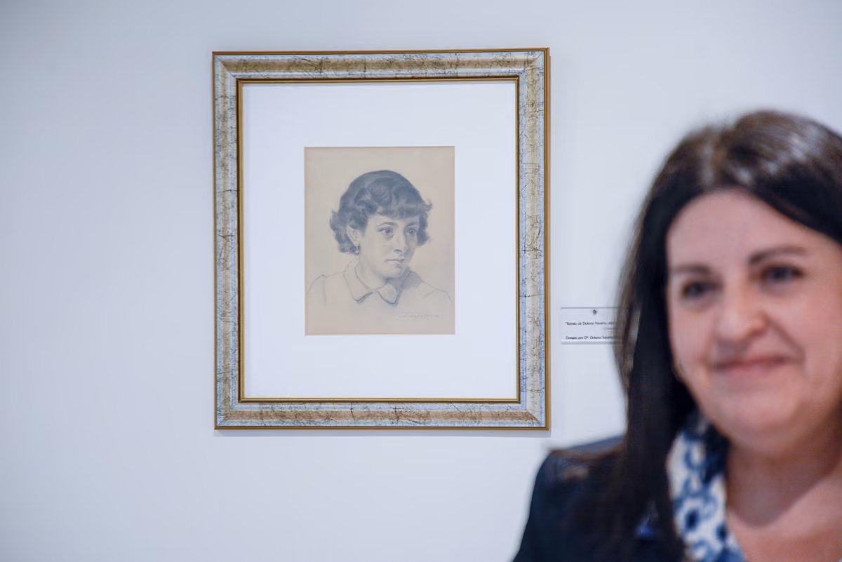 Inés Losa junto al dibujo Retrato de Dolores Navarro, donado al Museo López Torres