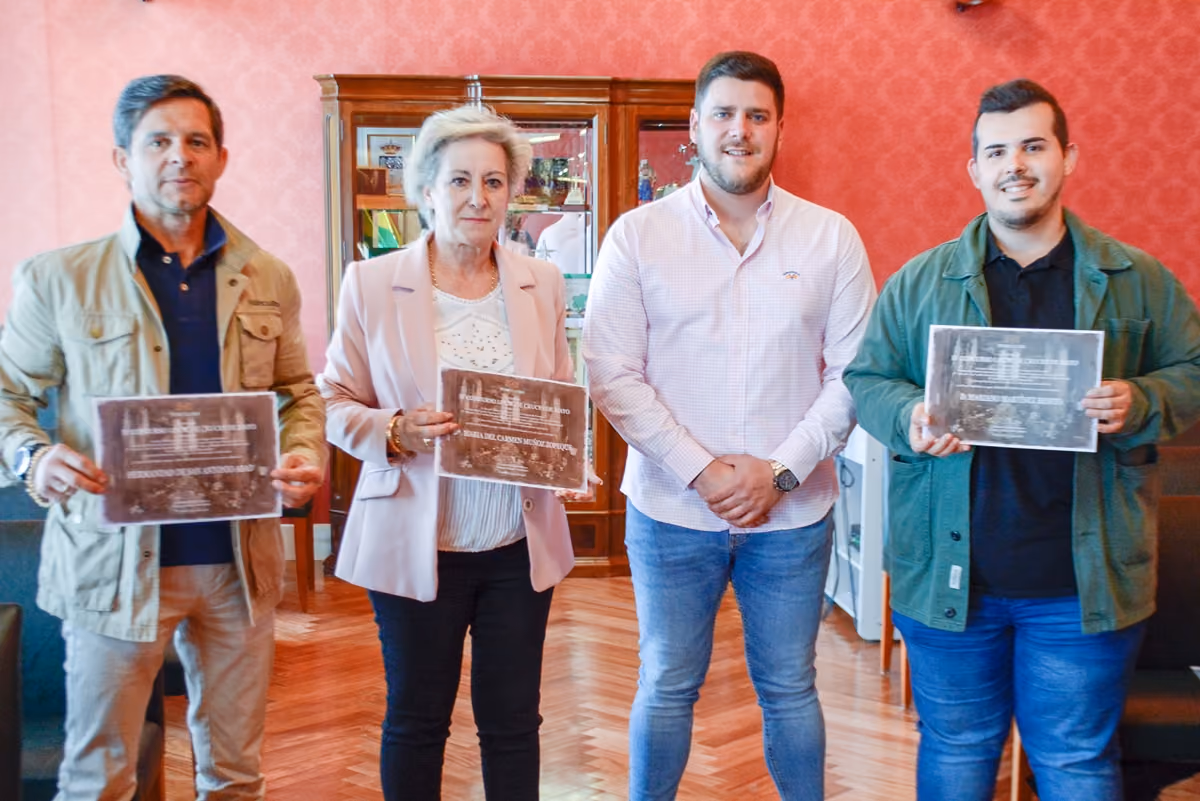 El concejal de Festejos, Manuel Marquina, con los tres ganadores del concurso