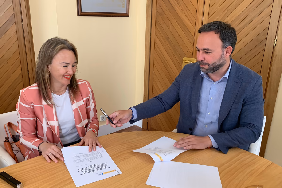 El alcalde, Javier Navarro y la jefa provincial de Tráfico, Raquel García, durante la firma del convenio