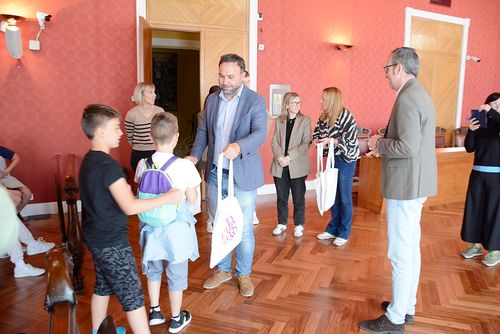 Imagen con el alcalde entrega obsequios a uno de los escolares italianos