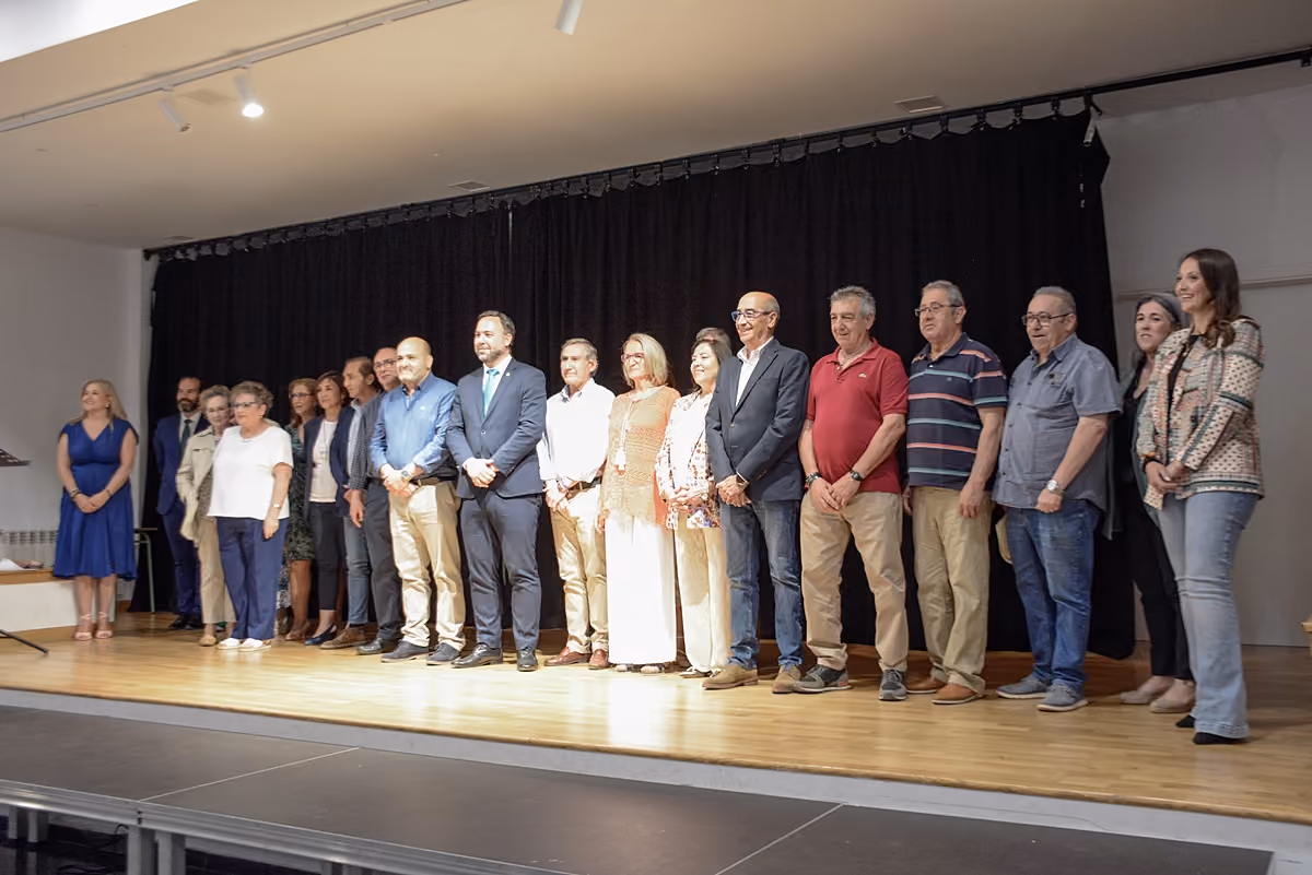 Foto de familia homenaje a trabajadores municipales jubilados