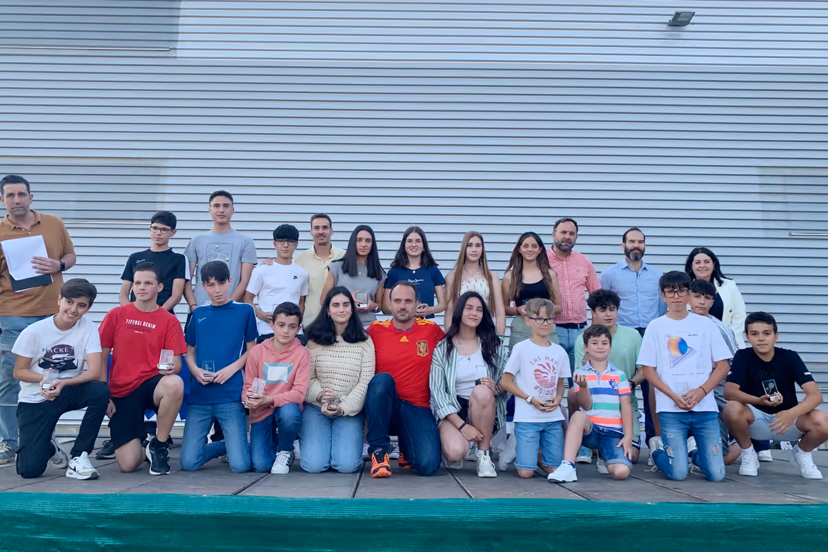 Durante el acto se entregaron reconocimientos a los jóvenes deportistas destacados