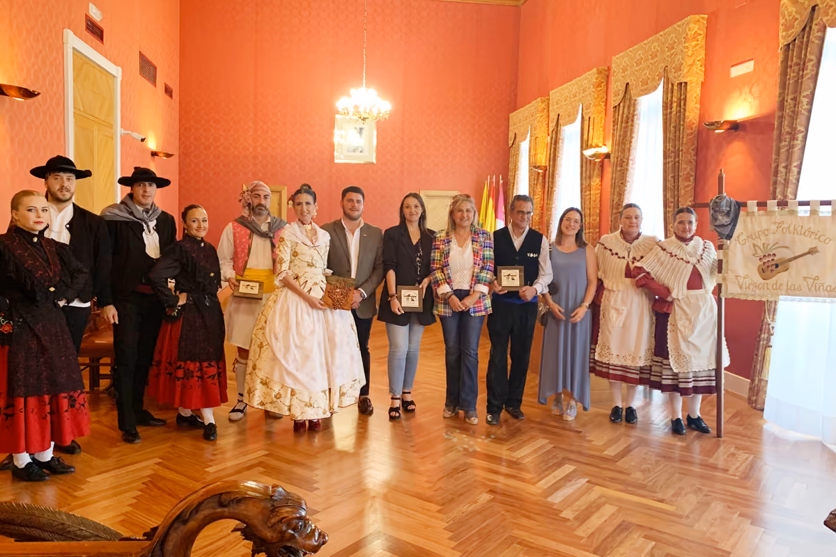 Recepción en el Ayuntamiento a los grupos folclóricos del XXI Festival de Mayos