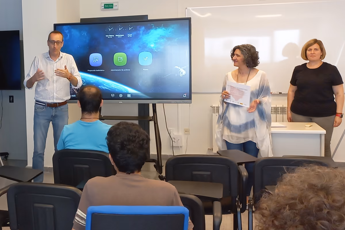 El concejal Antonio Calvo participando en la clausura del curso y en la entrega de diplomas
