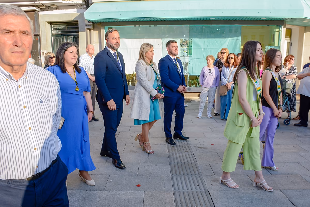 El alcalde participando en la procesión acompañado por varios representantes de su equipo de gobierno