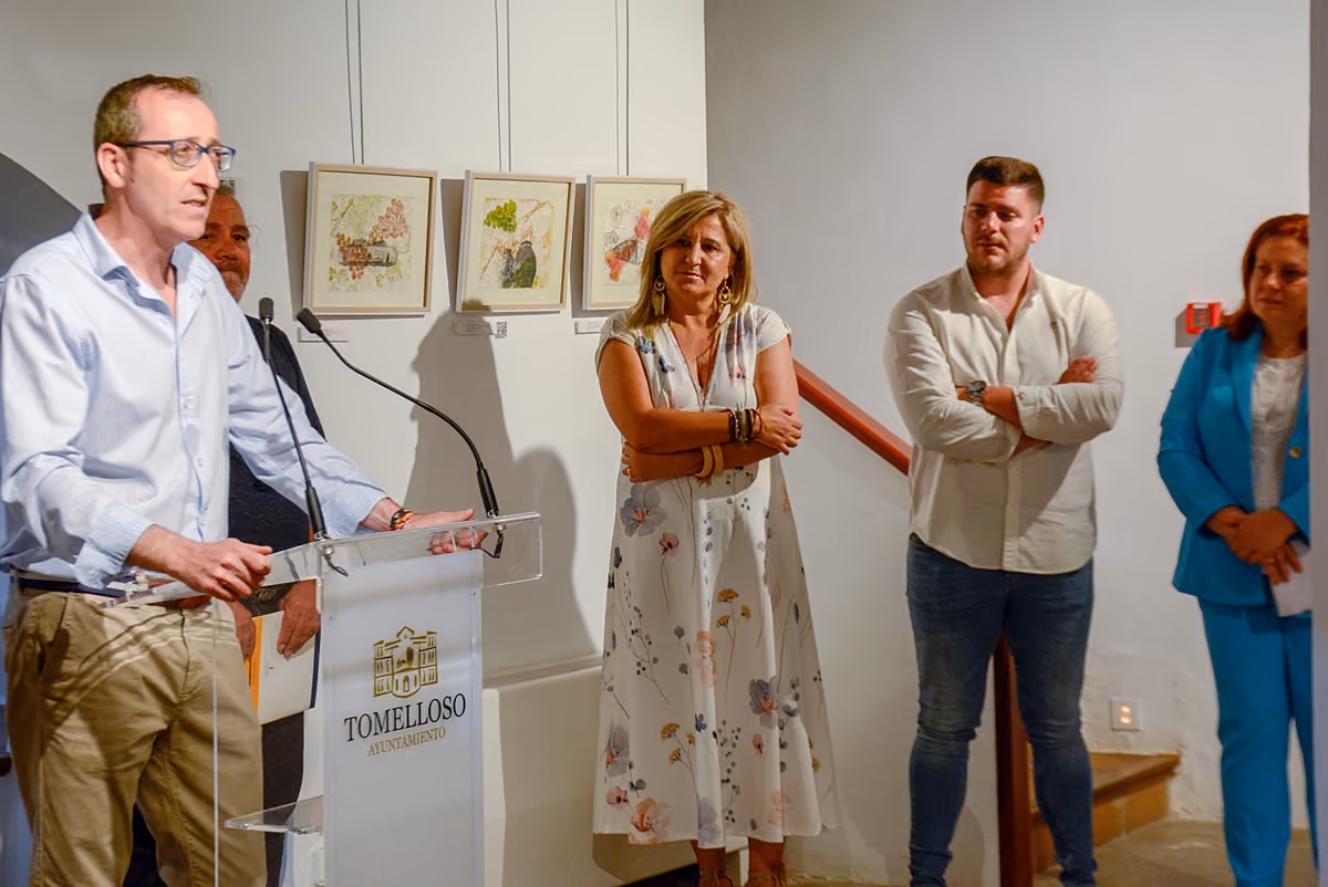 El concejal de Educación, Antonio Calvo, durante la inauguración de la muestra