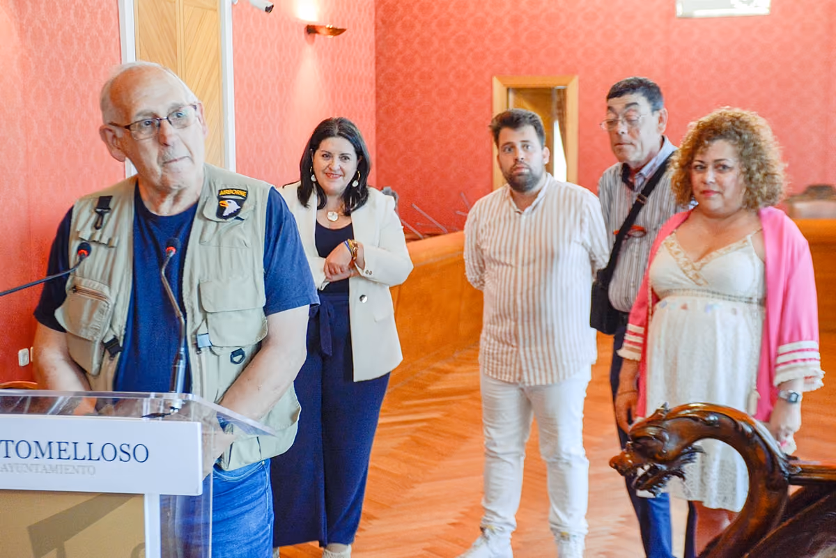 Láraro Martínez, durante la presentación de la obra acompañado por Inés Losa y algunos compañeros de reparto.