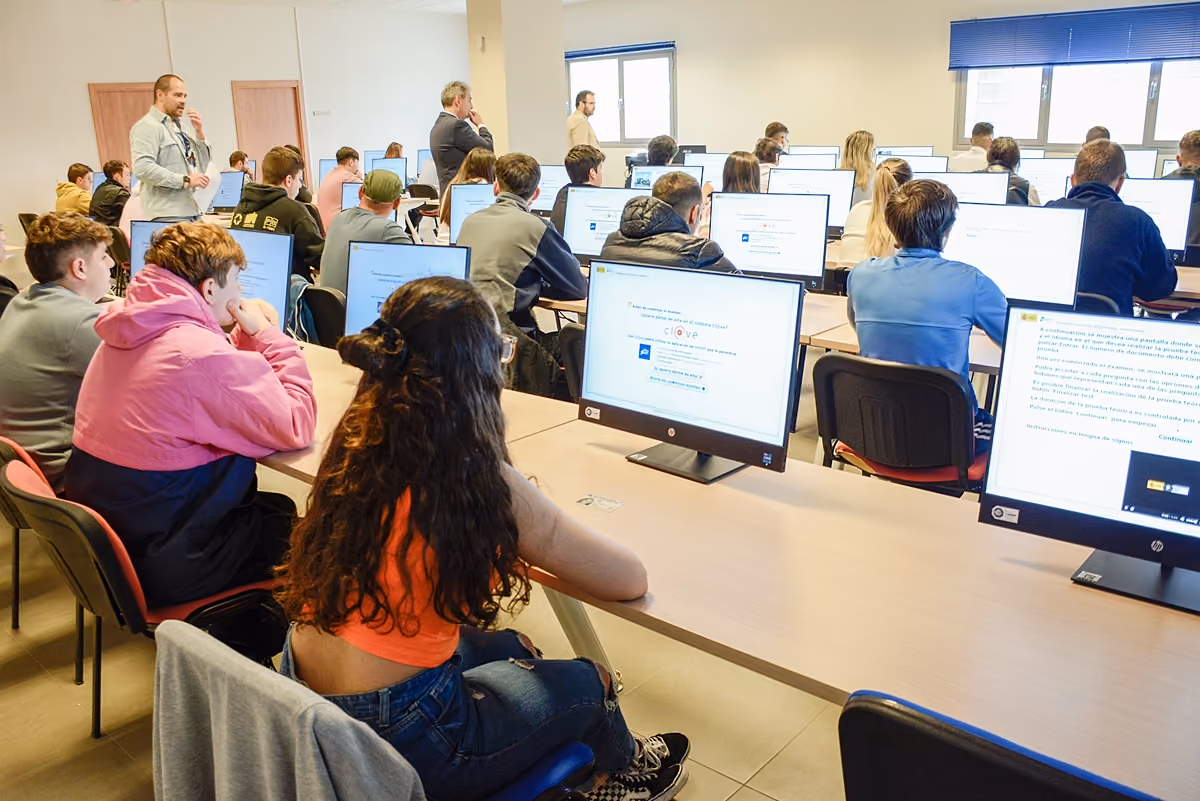 Imagen del aula informatizada del centro examinador de Tomelloso con los nuevos equipos