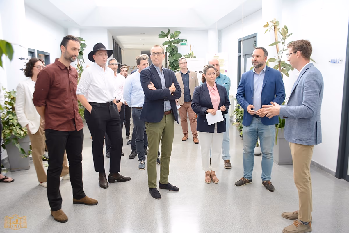 un momento de la presentación de la exposición de paneles