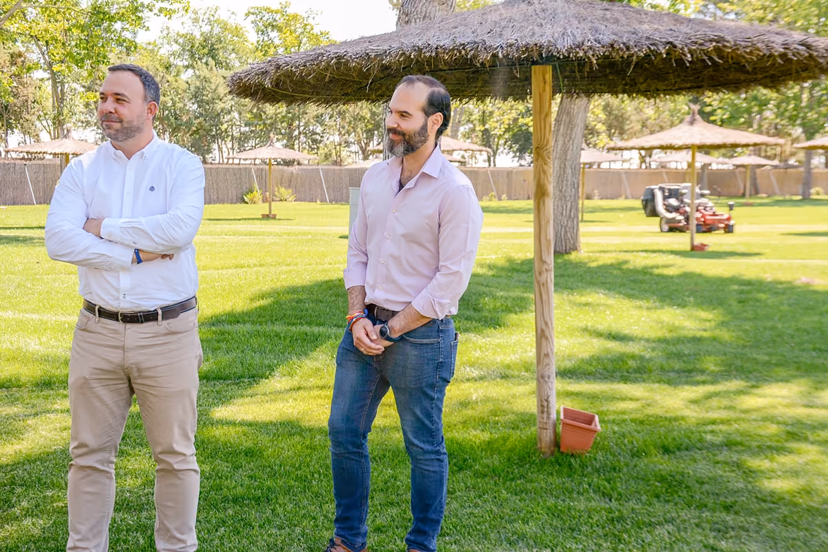 El alcalde y el concejal de Deportes han visitado las instalaciones de la piscina de verano