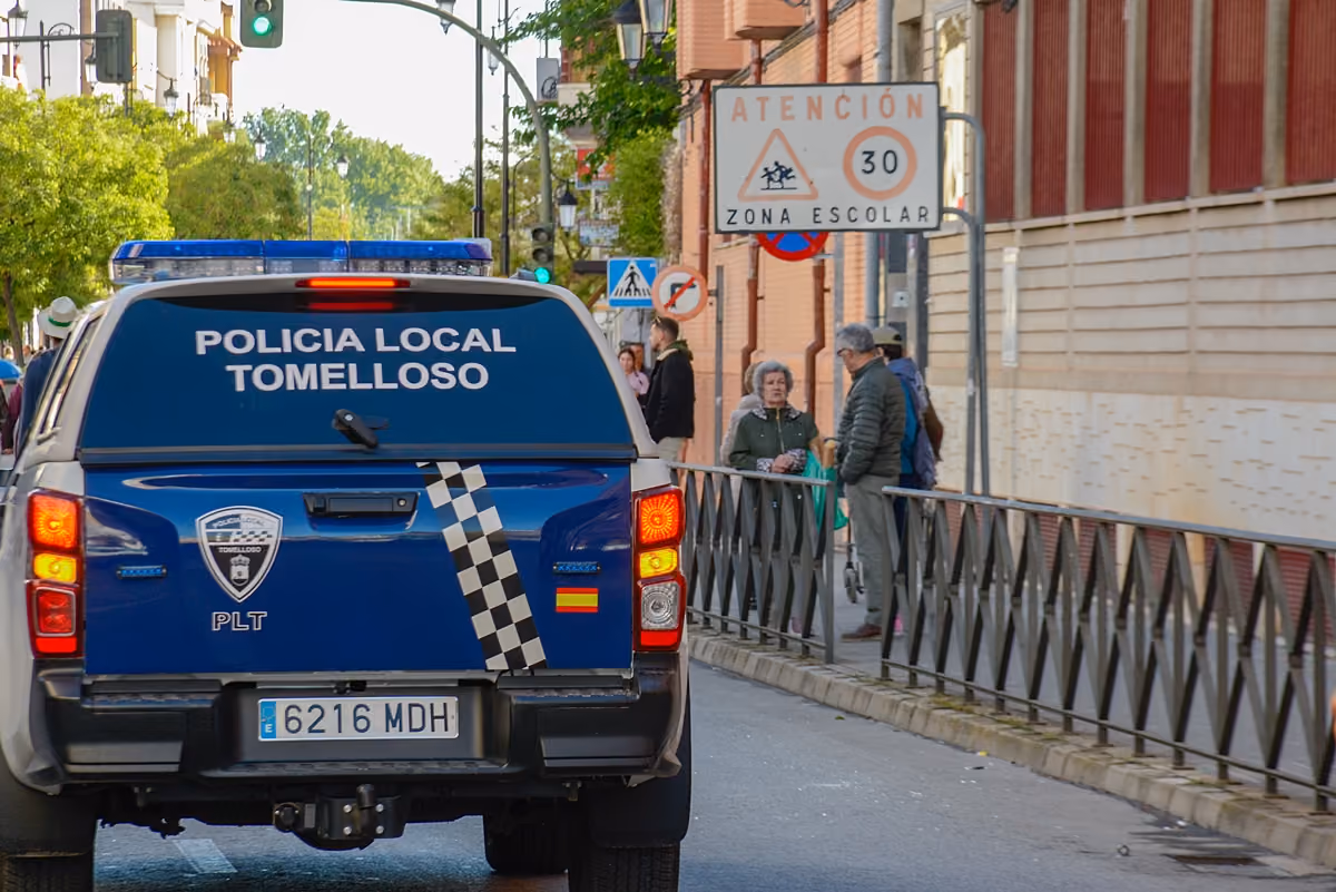 Imagen de un vehículo de la policía local por la calle Socuéllamos