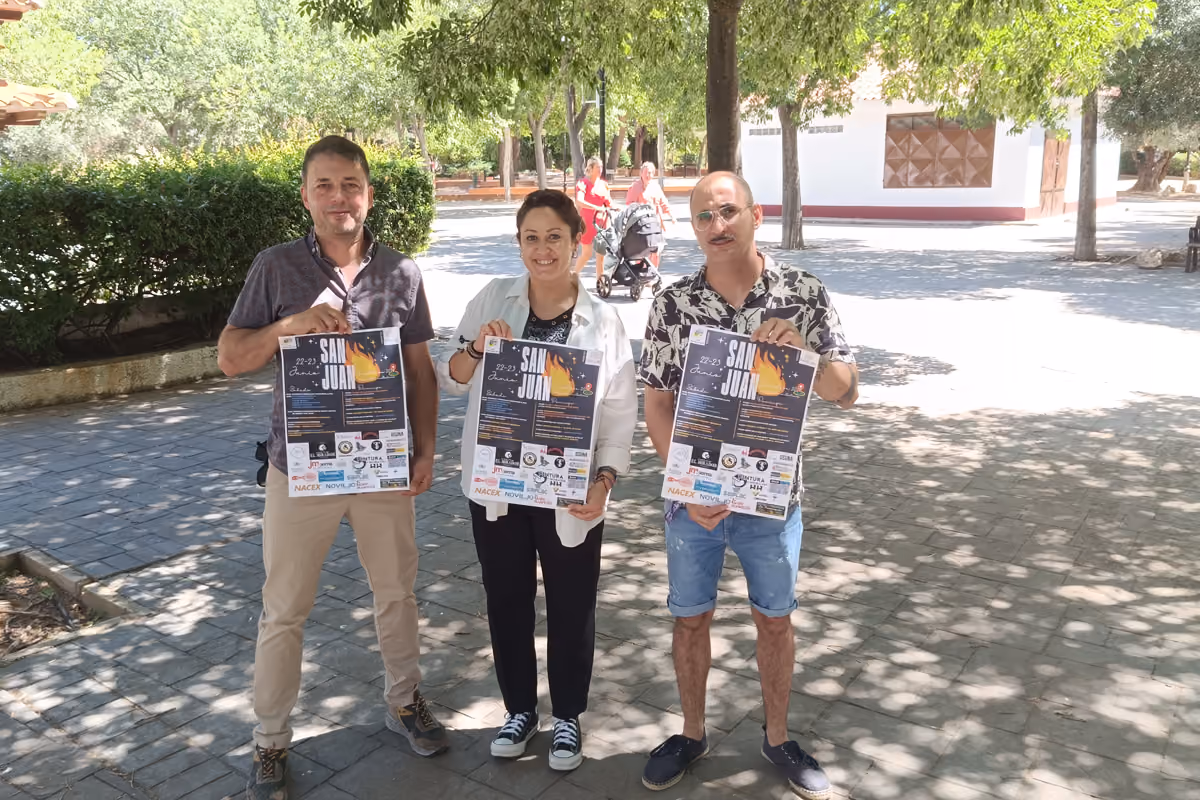 La concejala del barrio y el presidente de la Asociación de Vecinos presentan el cartel de las fiestas